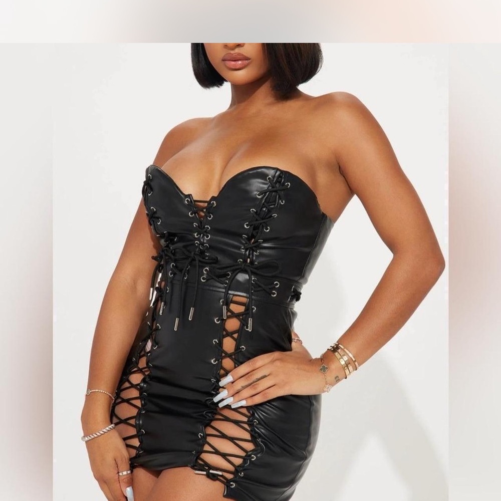 SOLD

Fashion Nova Black Strapless Lace-Up Dress